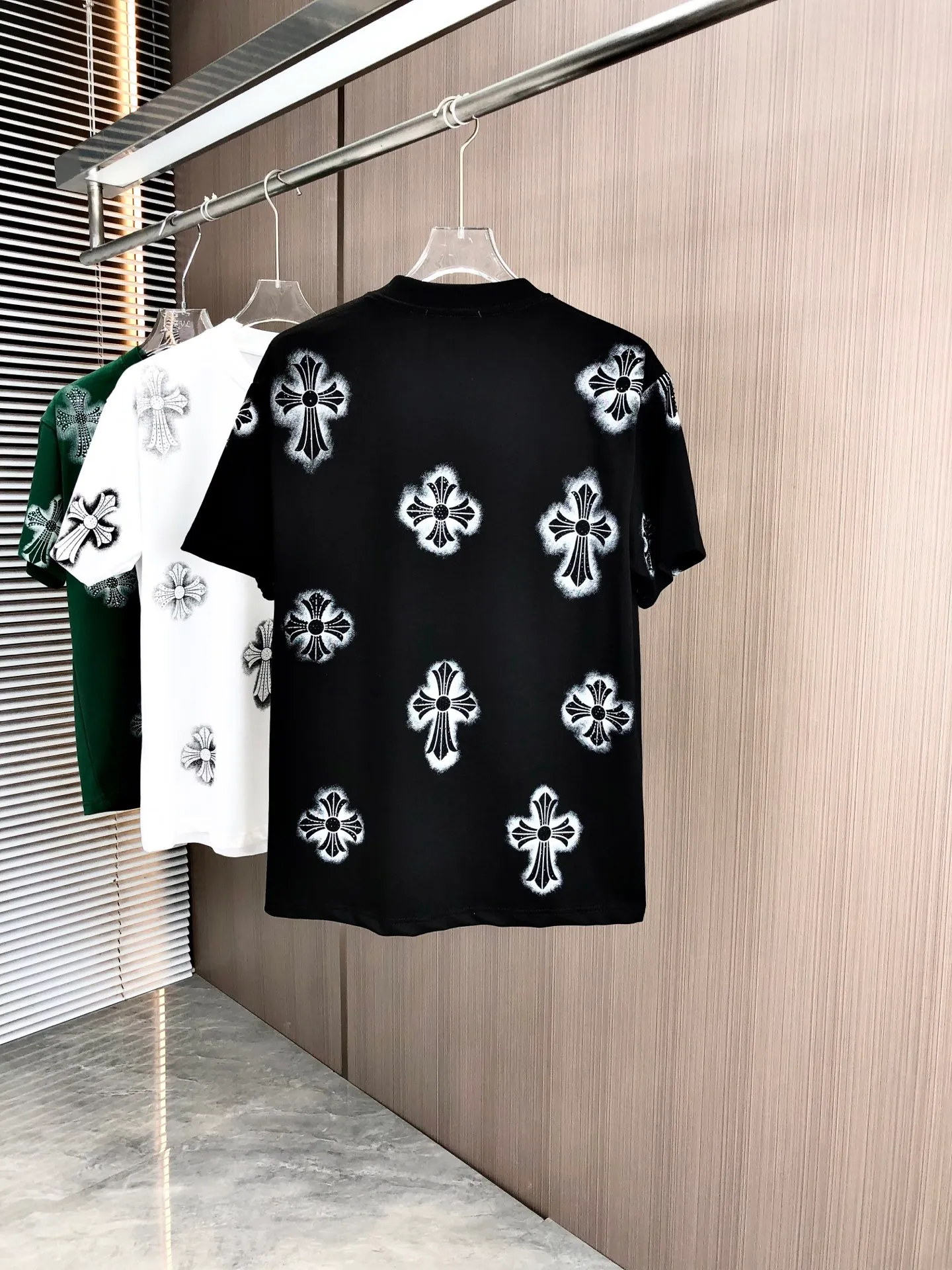 🅿️200 CH Croxin 2025 Spring and Summer New Style Round Neck Short Sleeves Dot Printing ➕ Scattered Diamond Craftsmanship Full of Details Made of High Weight 320g Double Yarn Combed Cotton Fabric Slightly Loose Fit Fabric Feels Soft and Thick Uniform Style for Men and Women Color: Black White Green Code Number: SMLXLXXL